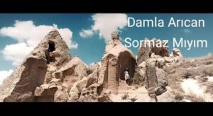 دانلود آهنگ Damla Arıcan Sormaz Mıyım + ترجمه